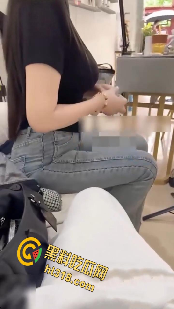 海角社区奶子即正义，美容店强推翘臀老板娘，厕所后入极品蜜桃臀，跪着口交的样子太诱人了 !