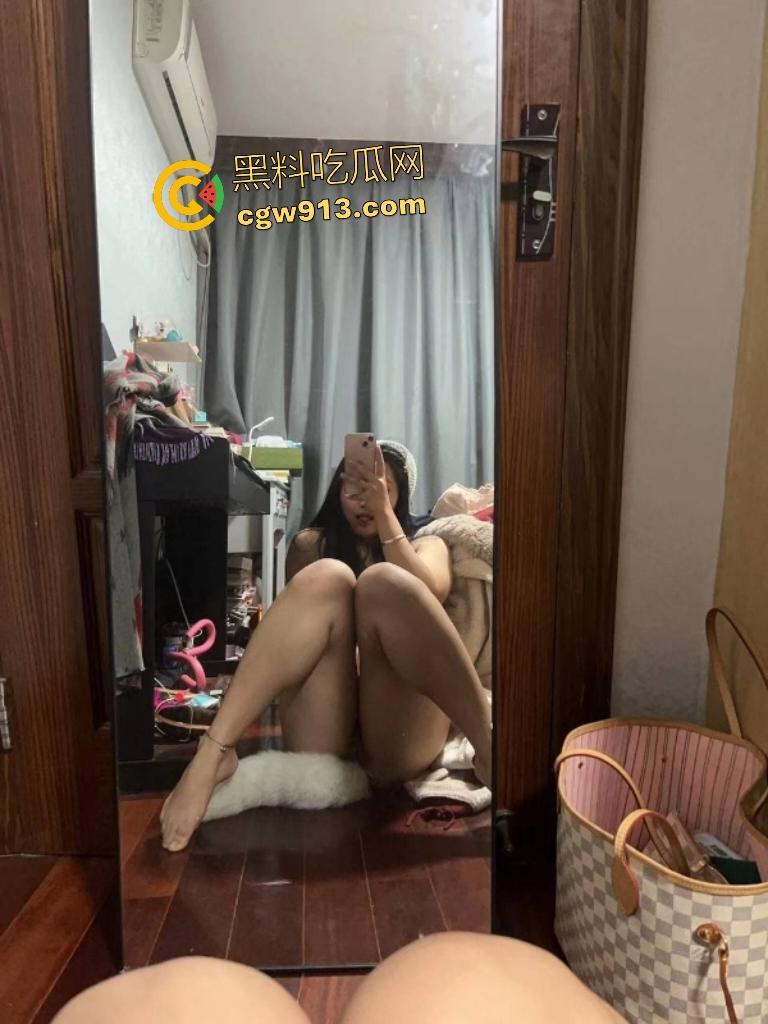 高颜值女神变贱母狗!甘愿为男友剪短发口交臣服,自慰棒高潮喷水射到镜子上,淫水擦镜子会比较干净?