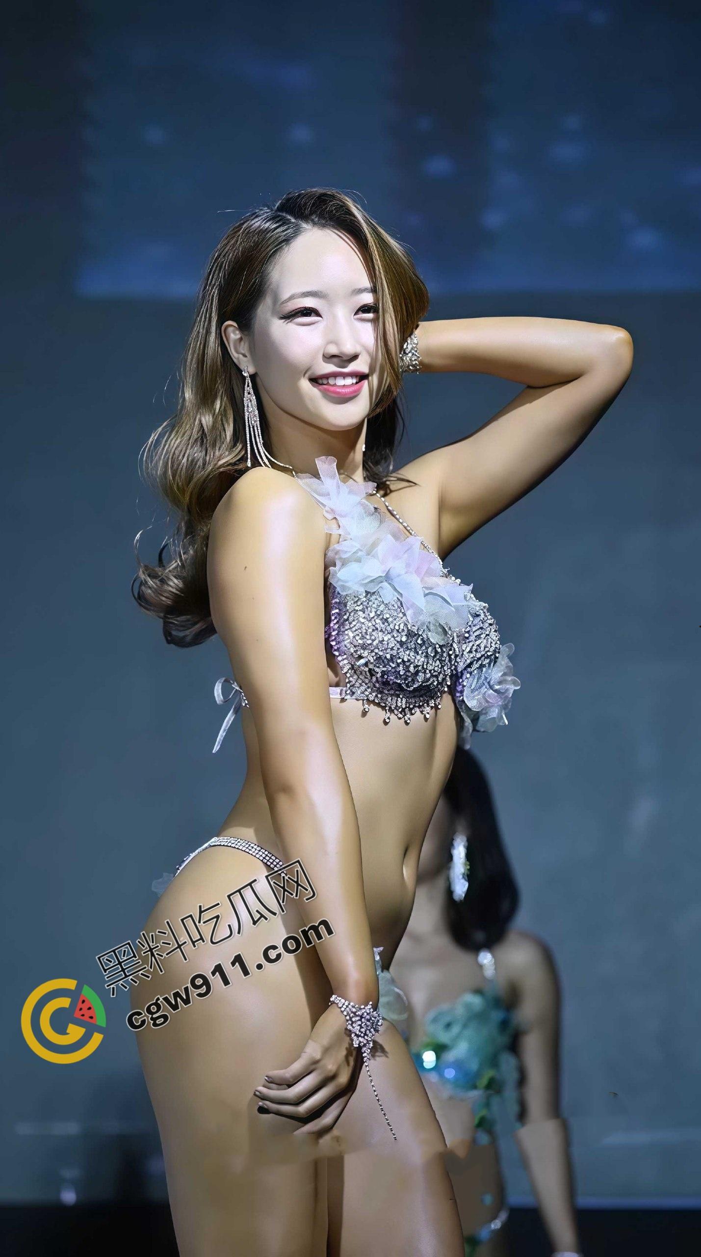 2025亚洲健美大赛紧身衣裹不住的巨乳蜜桃翘臀,汗水顺着大腿滴落,每一下都在撩爆观众欲火!