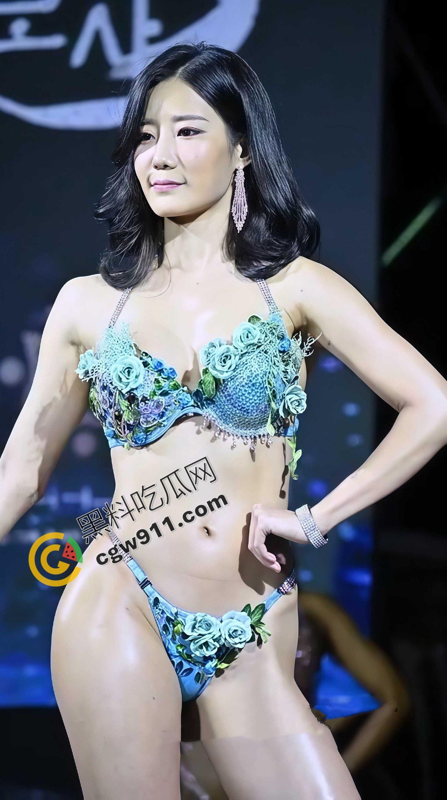 2025亚洲健美大赛紧身衣裹不住的巨乳蜜桃翘臀,汗水顺着大腿滴落,每一下都在撩爆观众欲火!