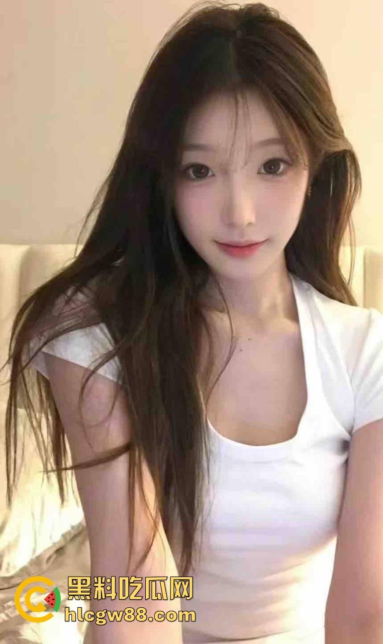 武汉小伙靠黄金手指拿下富婆姐姐,少妇被抠到表情爽得浪叫求饶一看就到点了,这才是真正的手艺人!