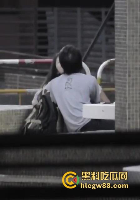 武汉小伙靠黄金手指拿下富婆姐姐,少妇被抠到表情爽得浪叫求饶一看就到点了,这才是真正的手艺人!