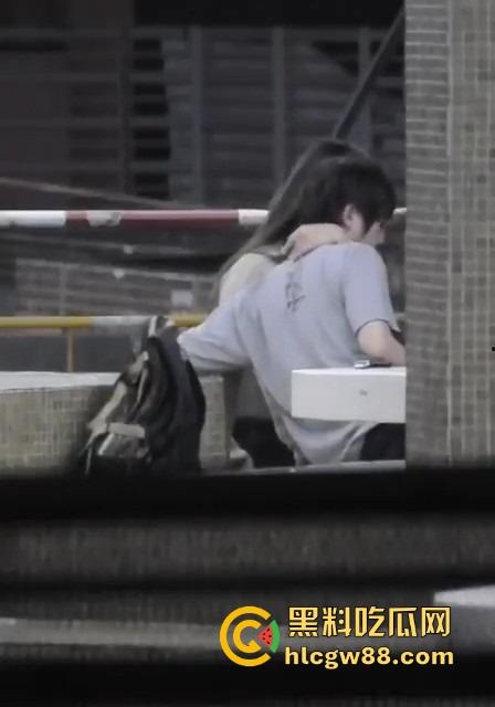 武汉小伙靠黄金手指拿下富婆姐姐,少妇被抠到表情爽得浪叫求饶一看就到点了,这才是真正的手艺人!