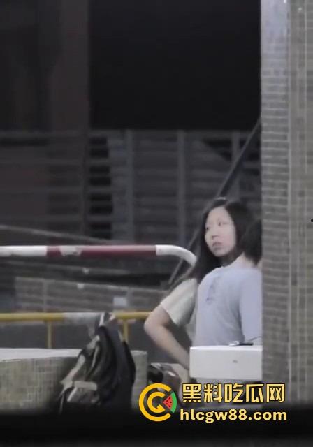 武汉小伙靠黄金手指拿下富婆姐姐,少妇被抠到表情爽得浪叫求饶一看就到点了,这才是真正的手艺人!