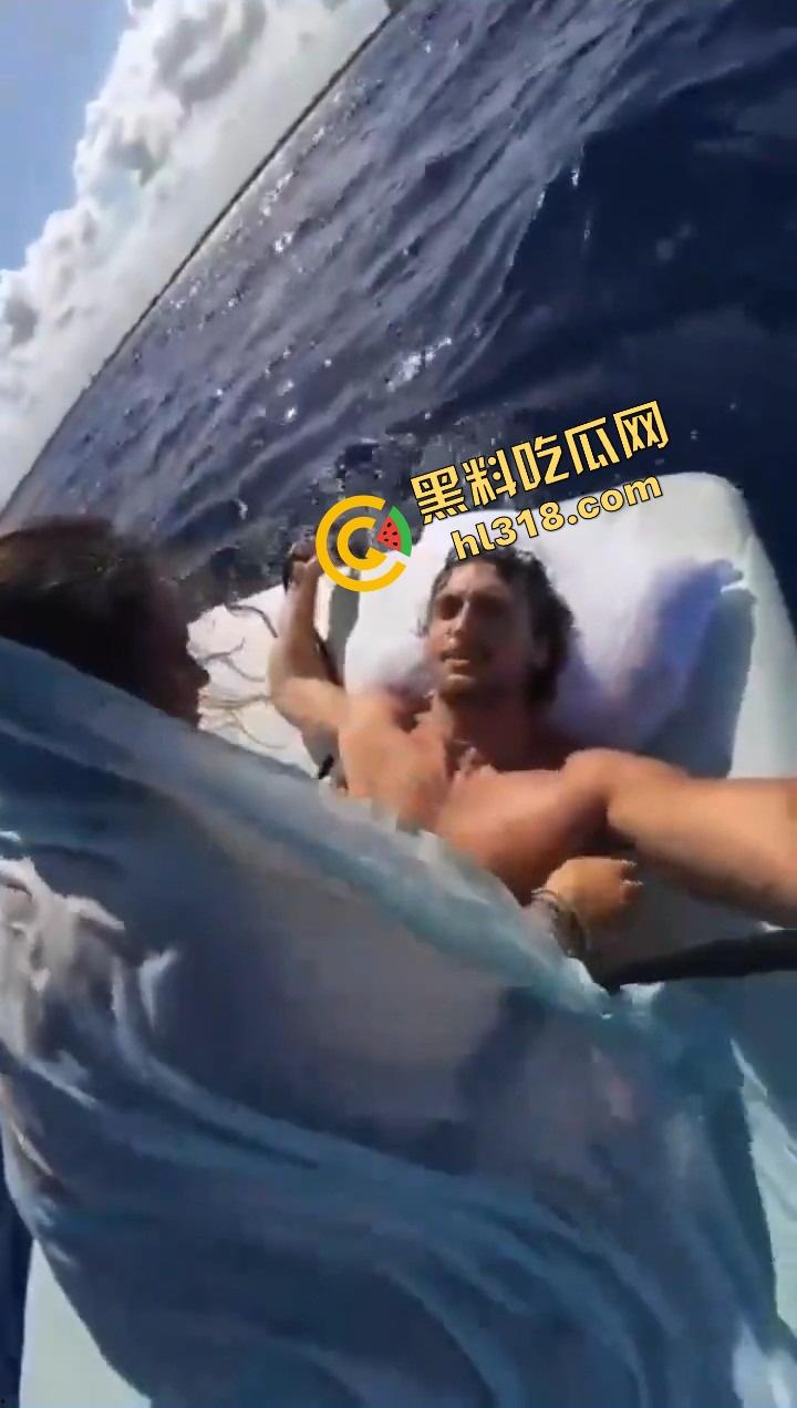 老外挑战大海漂流日逼,日到一半遇金枪鱼,鸡儿抽插手在抓鱼,打完炮还能吃活生鱼片,真正的野外求生!