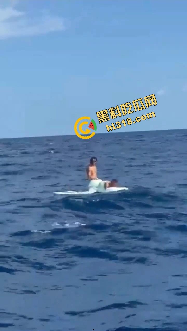 老外挑战大海漂流日逼,日到一半遇金枪鱼,鸡儿抽插手在抓鱼,打完炮还能吃活生鱼片,真正的野外求生!