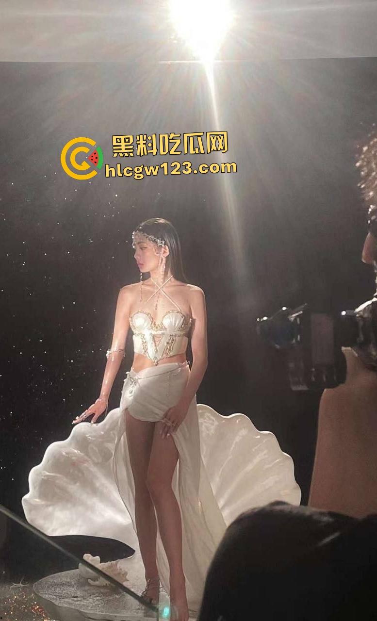 反差母狗被调教cos口交多P狂欢，骚逼专门在凌晨启动，和科比一样勤奋的性爱！