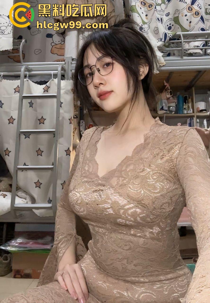 擦边女行走的性暗示机器，露与不露之间，吊足狼友胃口幻想界的AV女神，这到底是流量艺术，还是高端卖弄？