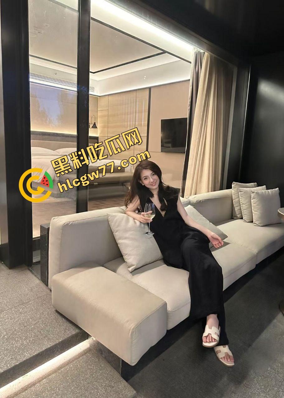 承德巨奶哺乳少妇放奶实录曝光!两颗大奶子胀得发亮,乳白喷涌不停,全程看得人鸡儿发胀想上手!