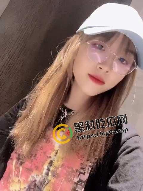 成都大学生【谢询】 喜欢肛交群p 背着男友一女站四男 三洞全开 小小的身体 大大的能量