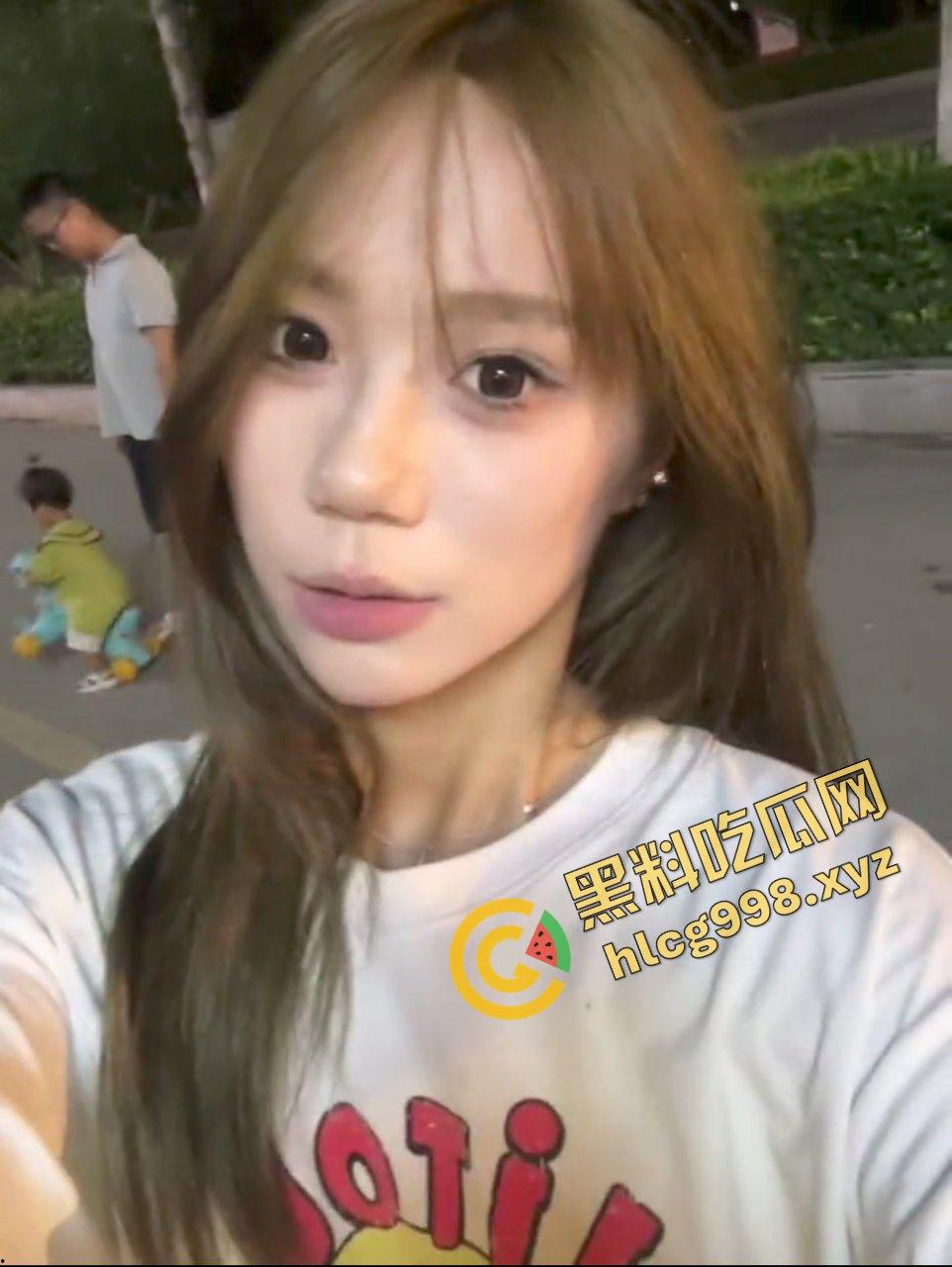 抖音情感博主14万粉女网红『妳可』与男友激情舌吻 对镜后入 全网独家流出!