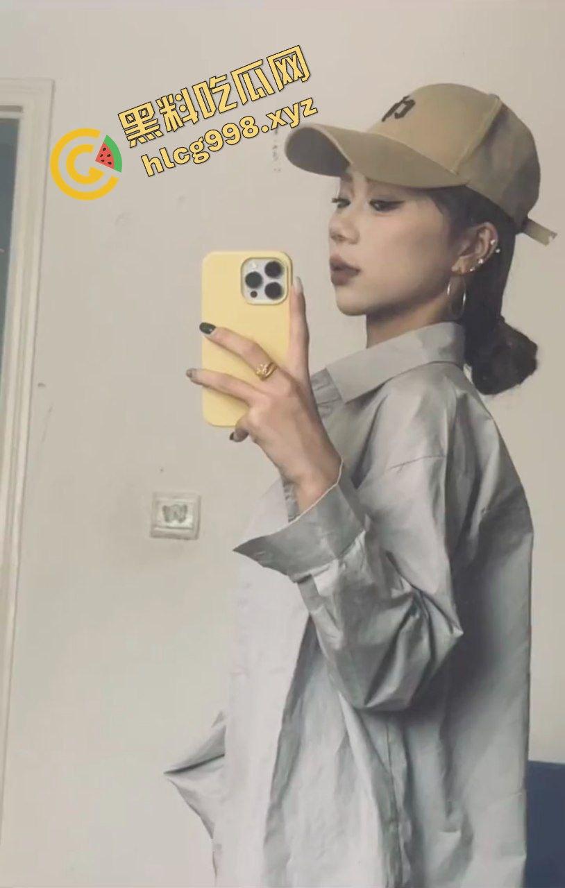 抖音情感博主14万粉女网红『妳可』与男友激情舌吻 对镜后入 全网独家流出!