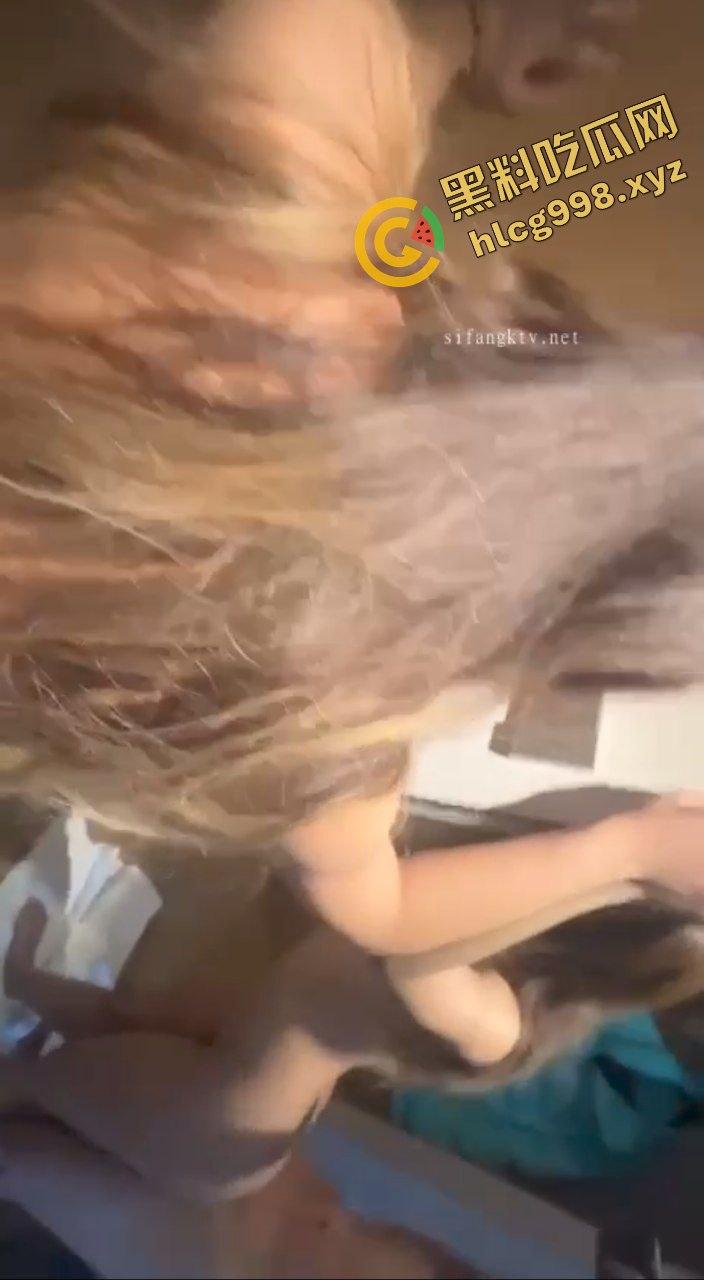 抖音情感博主14万粉女网红『妳可』与男友激情舌吻 对镜后入 全网独家流出!