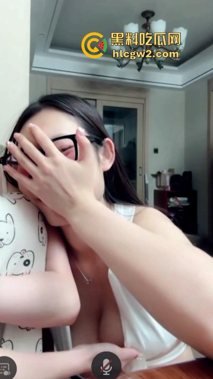 抖音网红【欧盖茨】汹涌大奶成赚钱利器 自拍诱惑小视频勾引色男 会议私播独家流出