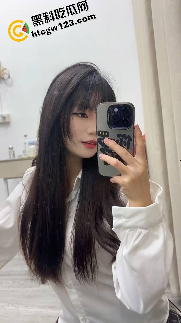 哥哥不在家,弟弟偷拉嫂子楼道猛操,抱着嫂子骚逼无套狂干射满嘴,事后聊骚曝哥哥也爱口爆!