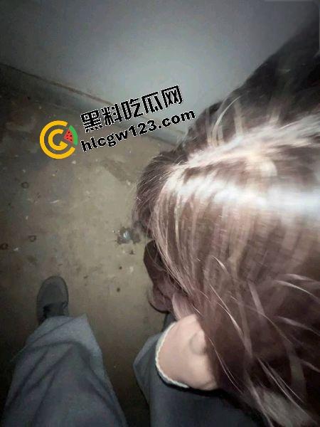 哥哥不在家,弟弟偷拉嫂子楼道猛操,抱着嫂子骚逼无套狂干射满嘴,事后聊骚曝哥哥也爱口爆!