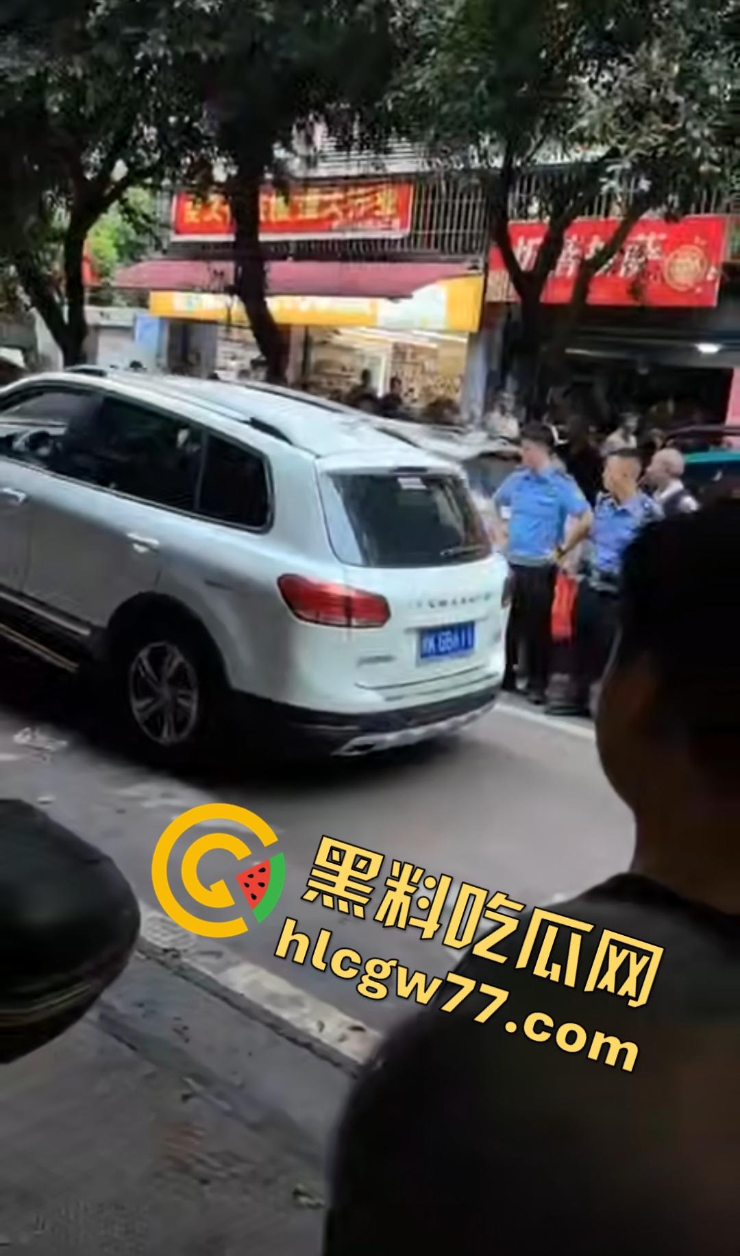 四川内江停车争执引血腥屠杀!刀仔狂捅59岁大叔致死,嫌犯被抓家属上去狂殴,警察都拦不住!