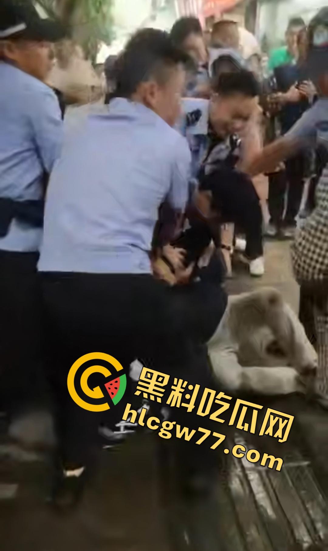 四川内江停车争执引血腥屠杀!刀仔狂捅59岁大叔致死,嫌犯被抓家属上去狂殴,警察都拦不住!