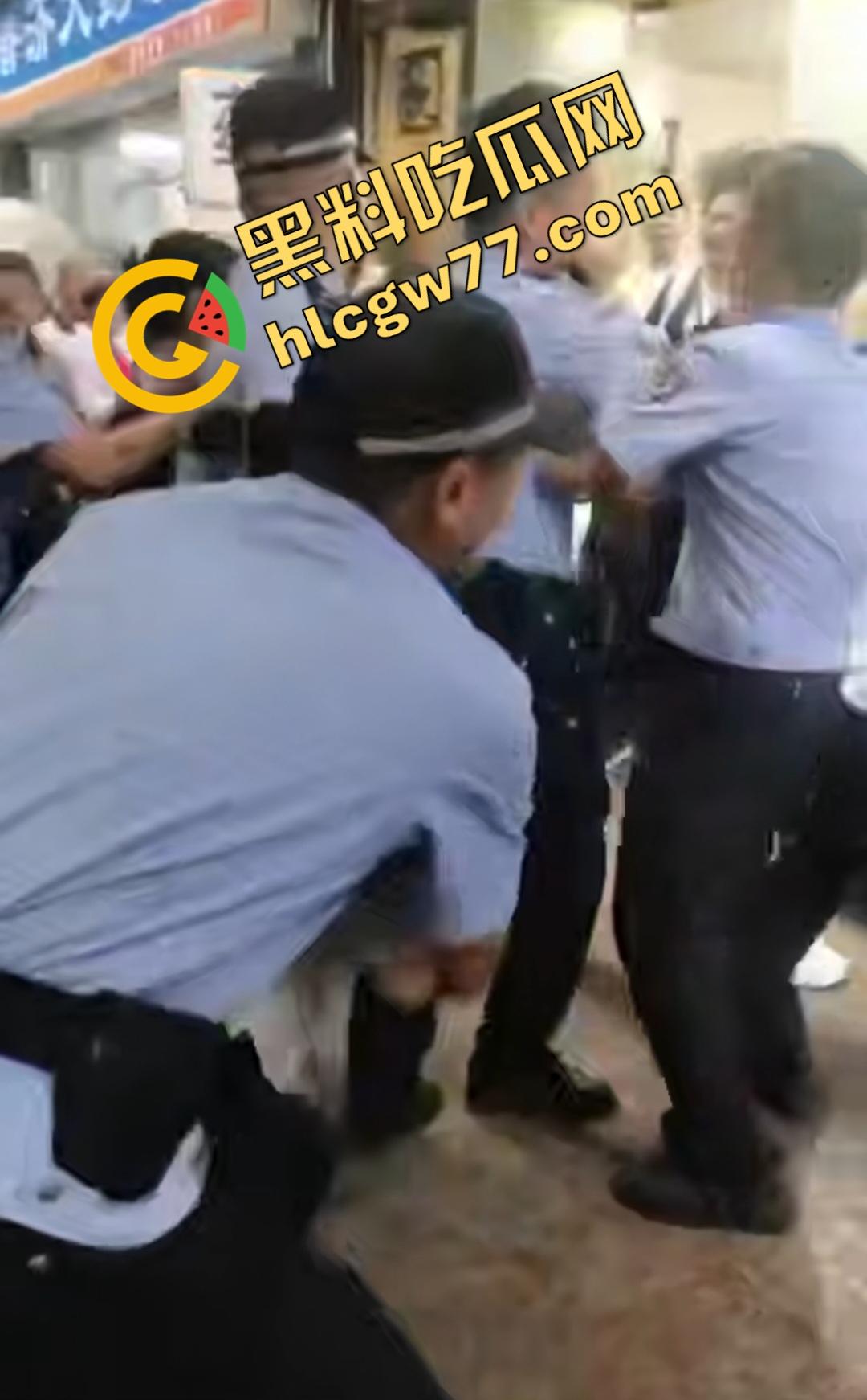 四川内江停车争执引血腥屠杀!刀仔狂捅59岁大叔致死,嫌犯被抓家属上去狂殴,警察都拦不住!