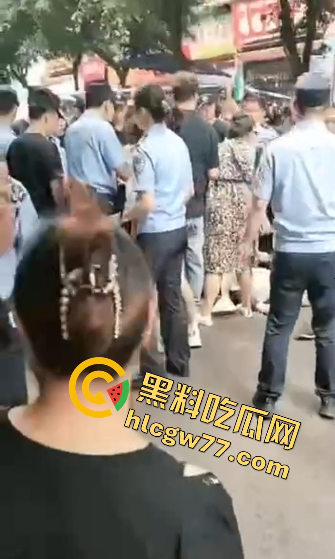 四川内江停车争执引血腥屠杀!刀仔狂捅59岁大叔致死,嫌犯被抓家属上去狂殴,警察都拦不住!