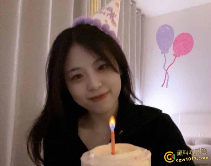 哈尔滨大学美女研究生,上课掀内衣露奶捏乳,扒开翘臀拍菊花小穴,被男友后入爆操,学历越高玩的越骚 !