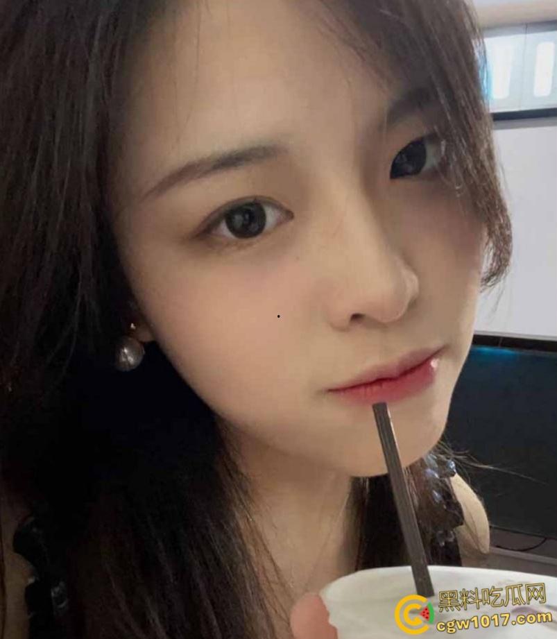 哈尔滨大学美女研究生,上课掀内衣露奶捏乳,扒开翘臀拍菊花小穴,被男友后入爆操,学历越高玩的越骚 !