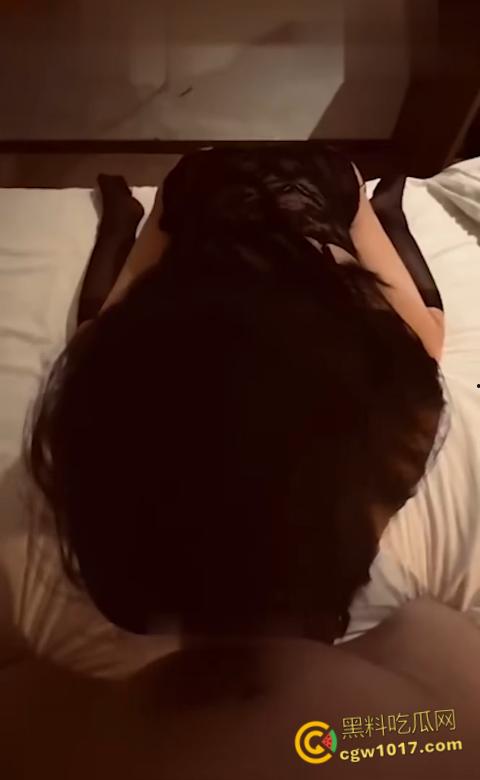 哈尔滨大学美女研究生,上课掀内衣露奶捏乳,扒开翘臀拍菊花小穴,被男友后入爆操,学历越高玩的越骚 !