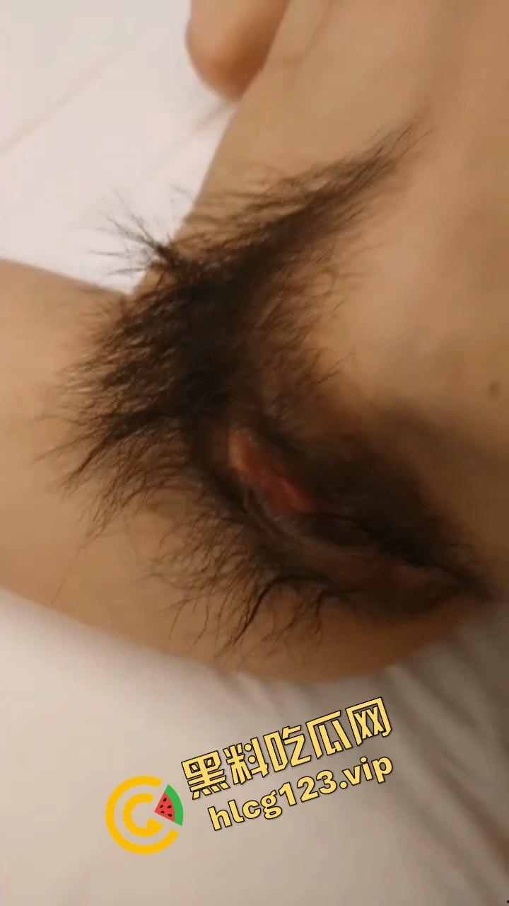 毕业妹子被小穴的黑森林掩盖,真是个野性十足的新手!