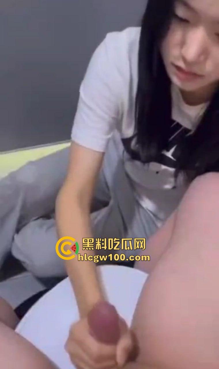 跨年第一撸正式开战 白皙美女手法大比拼 拉丝口水润滑上线 妹子刚做完美甲的手代打飞机比你自己还懂鸡儿!