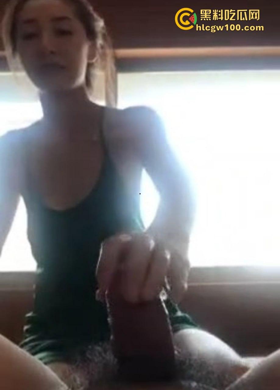 跨年第一撸正式开战 白皙美女手法大比拼 拉丝口水润滑上线 妹子刚做完美甲的手代打飞机比你自己还懂鸡儿!