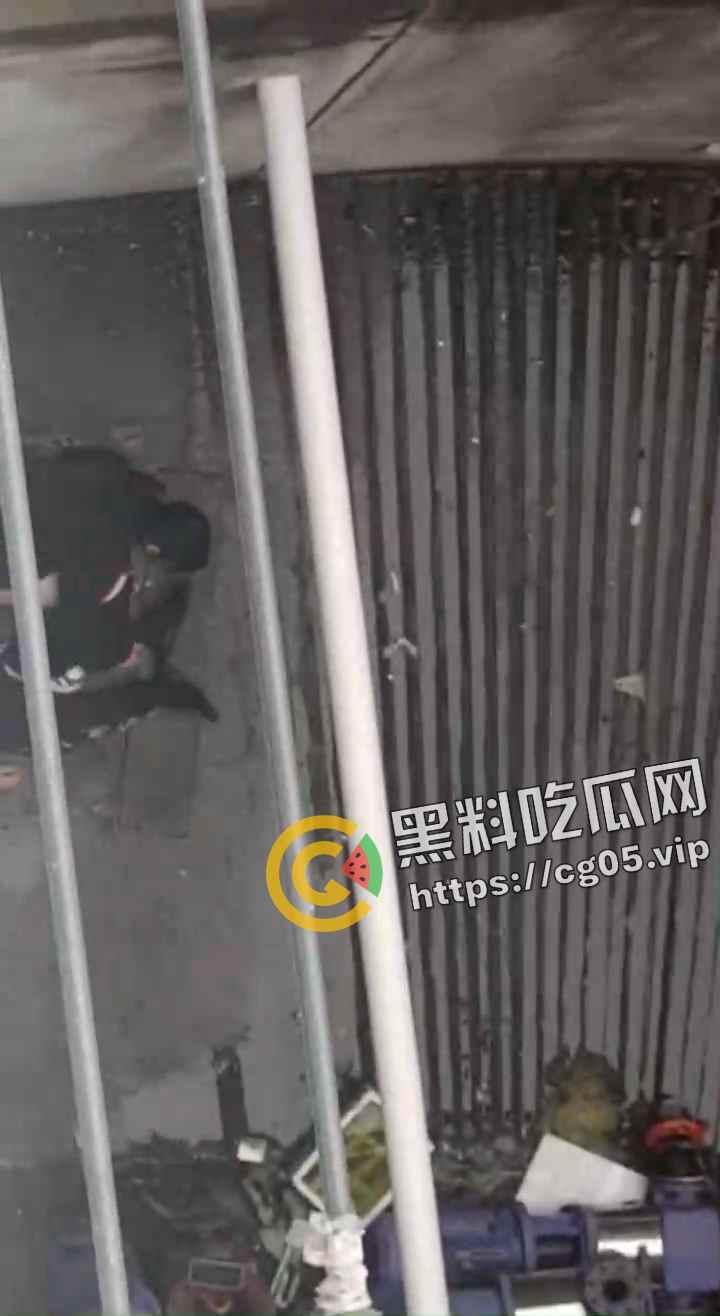 马鞍山职业技术学院 小情侣大白天就在女生宿舍楼下打野战 旺盛的荷尔蒙按耐不住