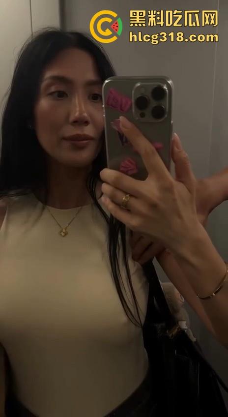 约炮成熟御姐,真空巨乳勾引奶头清晰可见,直接没忍住上手了,无套内射蜜桃嫩穴,真是人间极品!