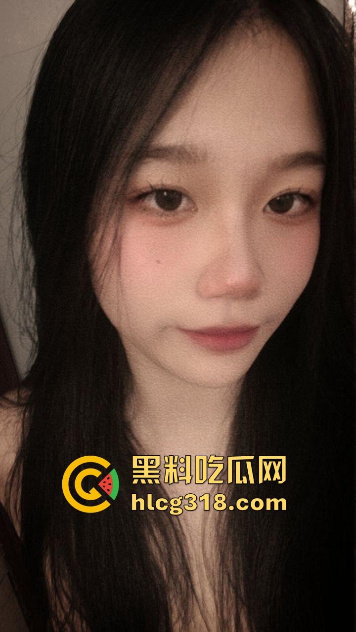 吃火锅吃到一半怎么说喷水就喷水啊！色情男女边吃火锅边抠穴，淫水横飞四溅，还是城里人会玩！