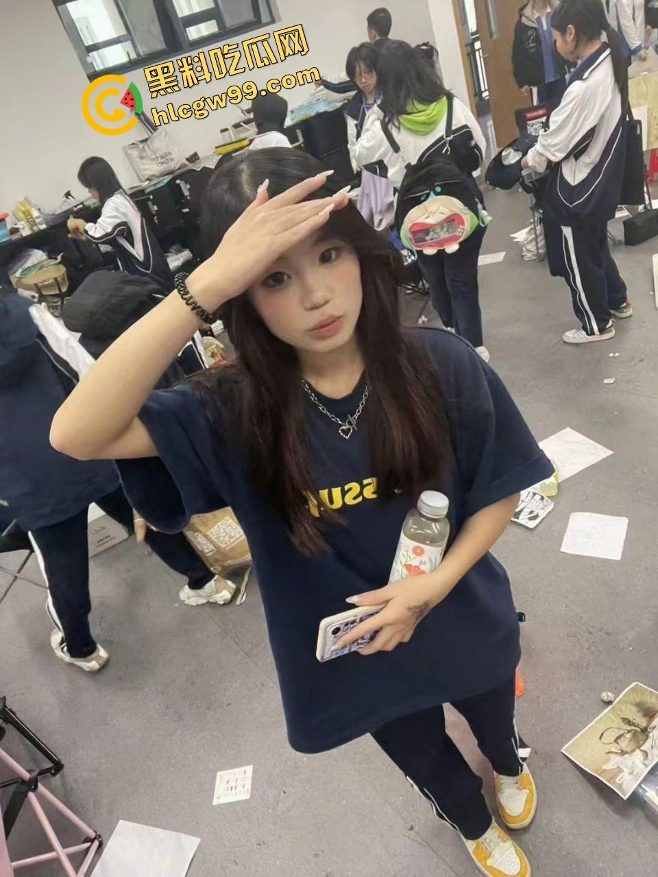 重庆艺术学校清纯嫩妹【何颖】沐浴露洗澡露奶露逼，镜子前无套后入 扶墙淫荡做爱！独家曝光流出！