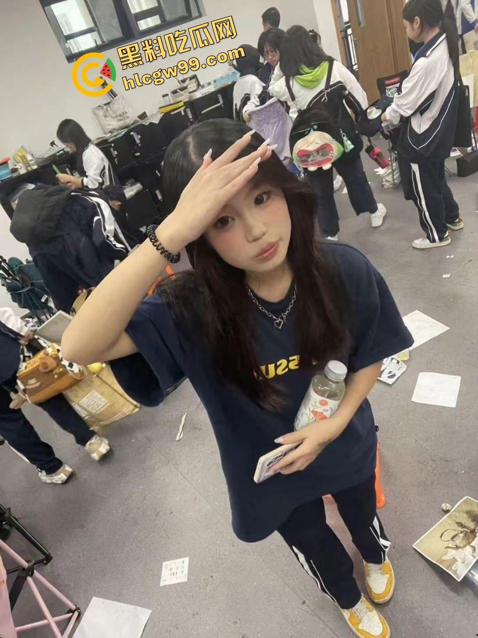 重庆艺术学校清纯嫩妹【何颖】沐浴露洗澡露奶露逼,镜子前无套后入 扶墙淫荡做爱!独家曝光流出!