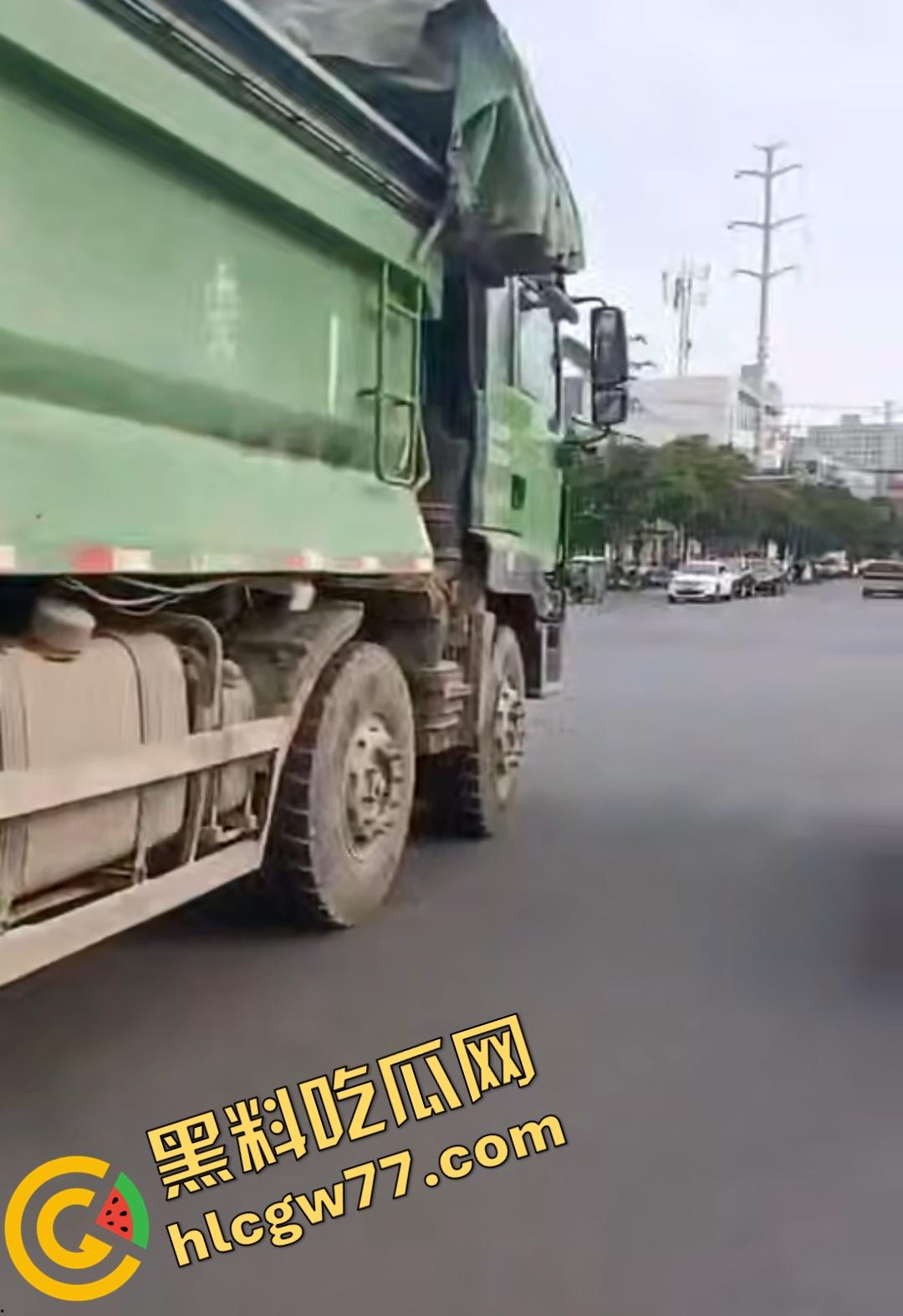 河南辉县老太太近视千度急买菜酿惨剧!大货车碾爆头颅脑浆四溅,喷到路人身上洗了个血浴!