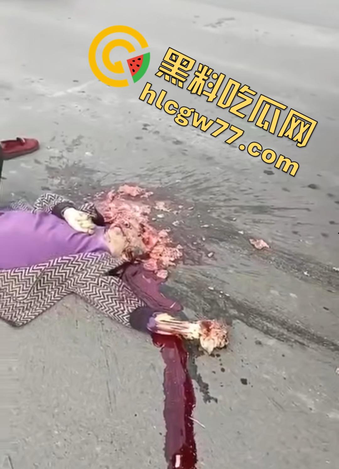 河南辉县老太太近视千度急买菜酿惨剧!大货车碾爆头颅脑浆四溅,喷到路人身上洗了个血浴!