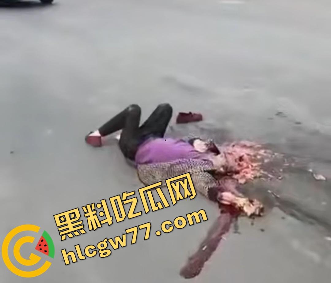 河南辉县老太太近视千度急买菜酿惨剧!大货车碾爆头颅脑浆四溅,喷到路人身上洗了个血浴!