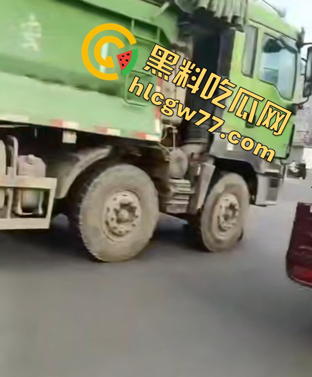 河南辉县老太太近视千度急买菜酿惨剧!大货车碾爆头颅脑浆四溅,喷到路人身上洗了个血浴!