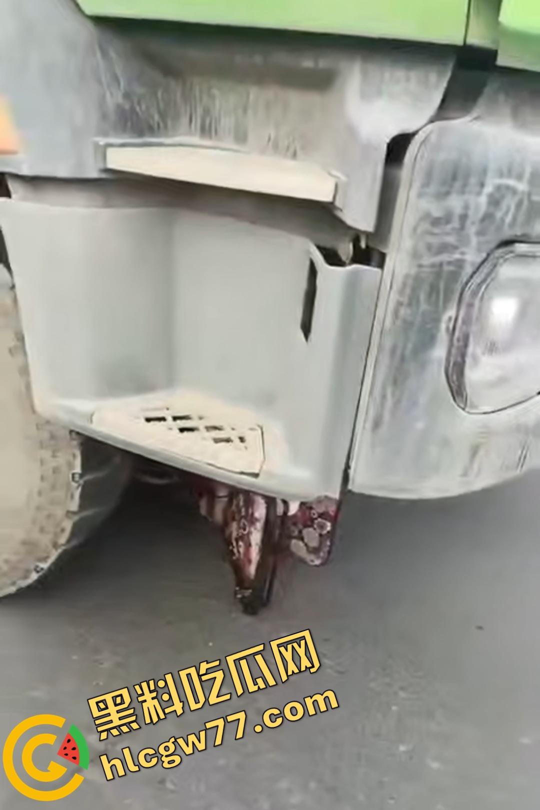 河南辉县老太太近视千度急买菜酿惨剧!大货车碾爆头颅脑浆四溅,喷到路人身上洗了个血浴!