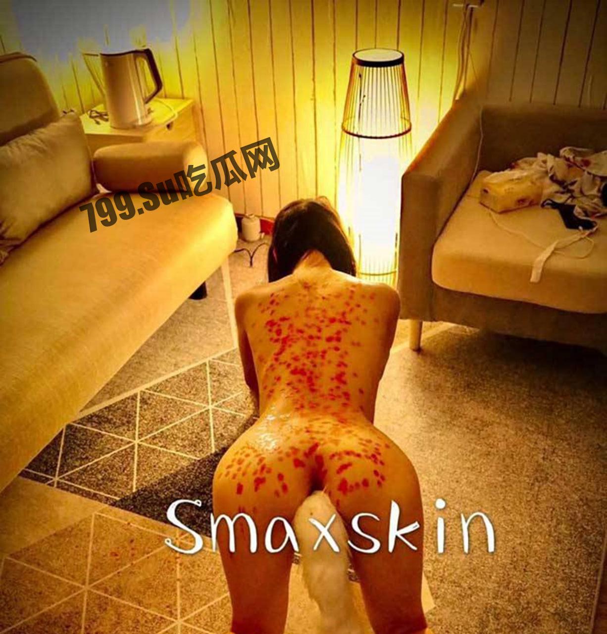 推特网红 S 级身材 skin 反差母狗私拍 各种人前露出 SM 调教 3P 啪啪 视频合集流出