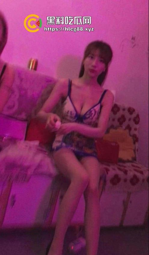 深圳龙岗东三村嫖客排队操嫩逼名鸡,扫街大神偷拍炸场,帽子叔叔硬着来抓!