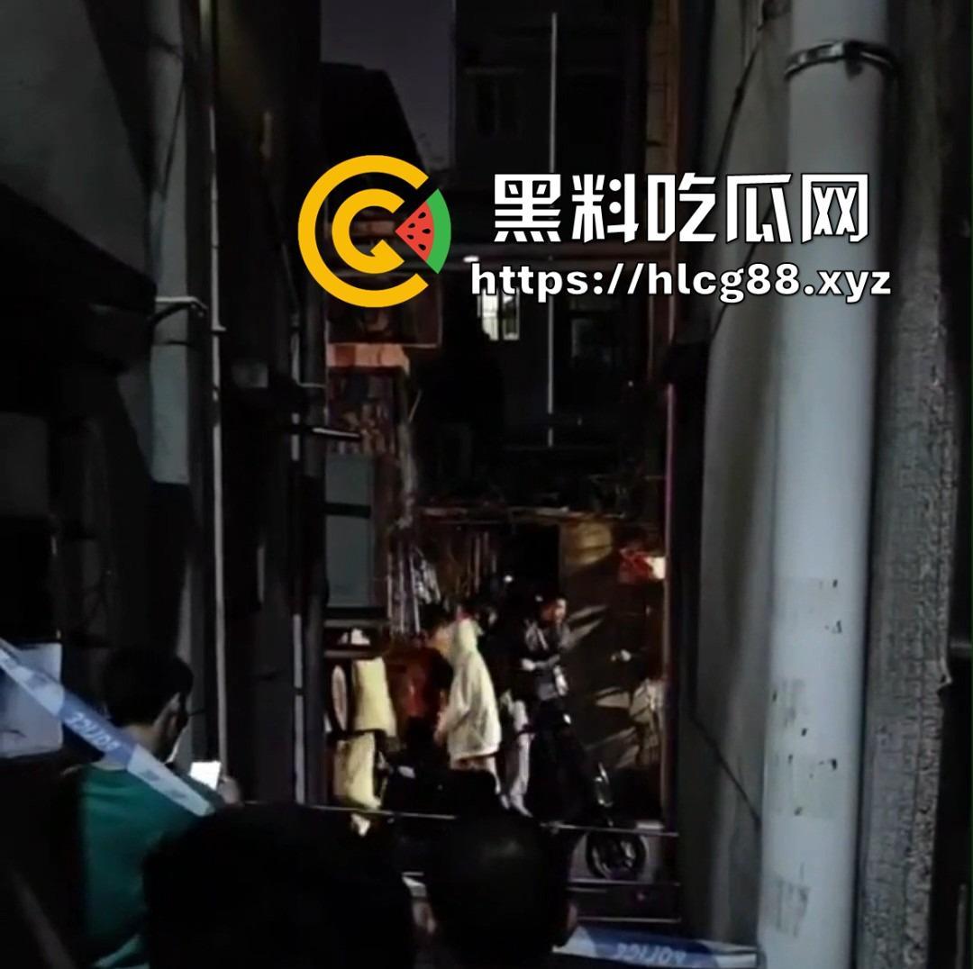 深圳龙岗东三村嫖客排队操嫩逼名鸡,扫街大神偷拍炸场,帽子叔叔硬着来抓!