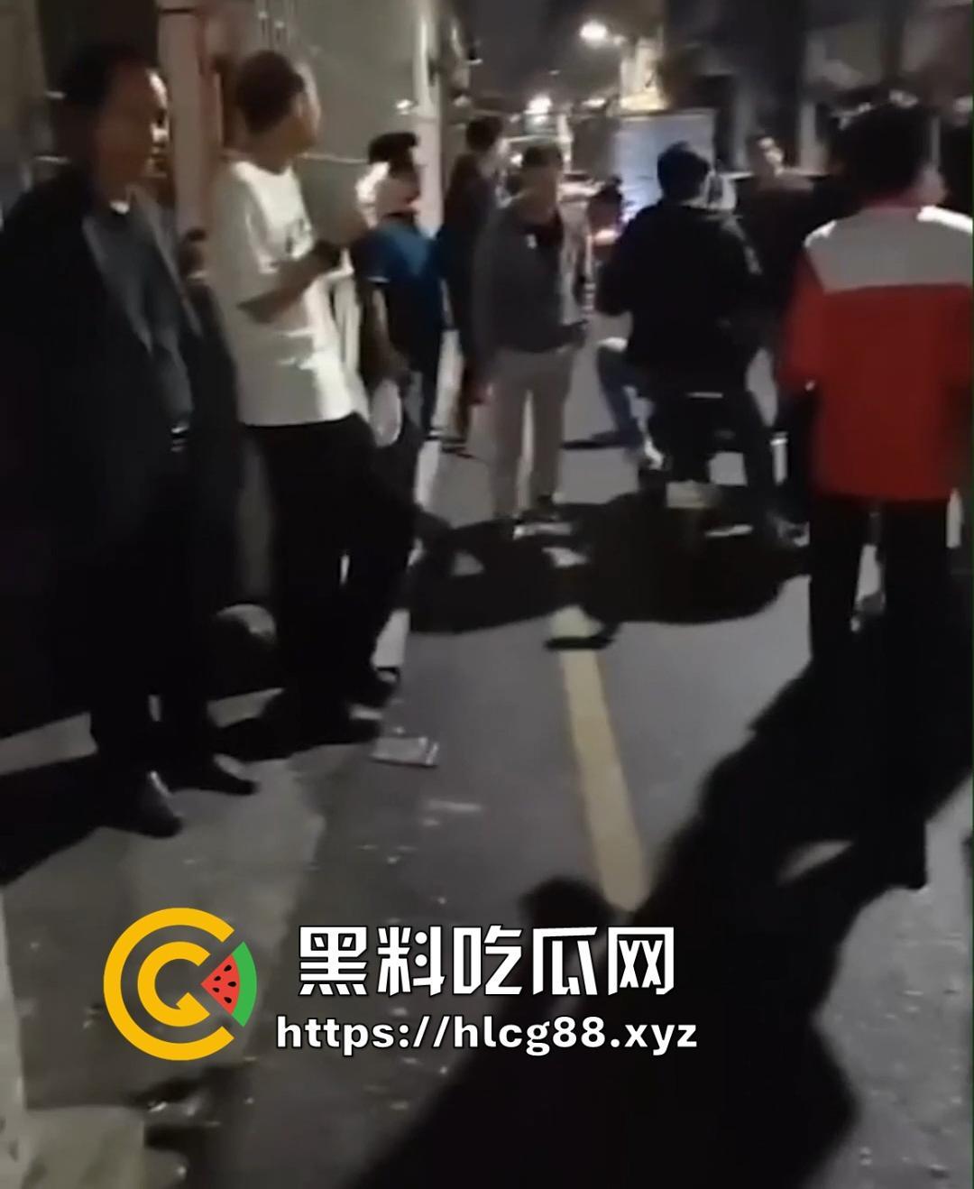 深圳龙岗东三村嫖客排队操嫩逼名鸡,扫街大神偷拍炸场,帽子叔叔硬着来抓!