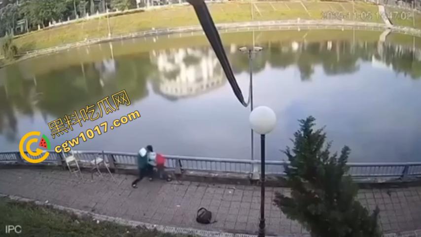 越南13岁男孩持刀暴走:将同学捅伤后推入湖中,辱骂激发致命仇恨,监控全程记录,复仇摄人心魄!