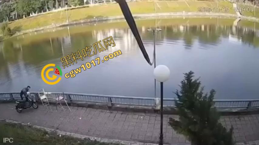 越南13岁男孩持刀暴走:将同学捅伤后推入湖中,辱骂激发致命仇恨,监控全程记录,复仇摄人心魄!