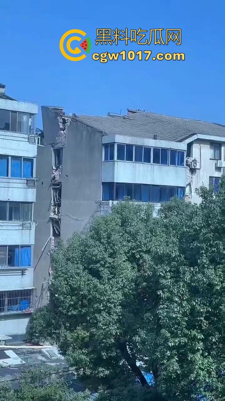 江苏丹阳一小区楼体发生沉降开裂,事故原因正在调查,还好没造成人员伤亡,所有居民已安全撤离!