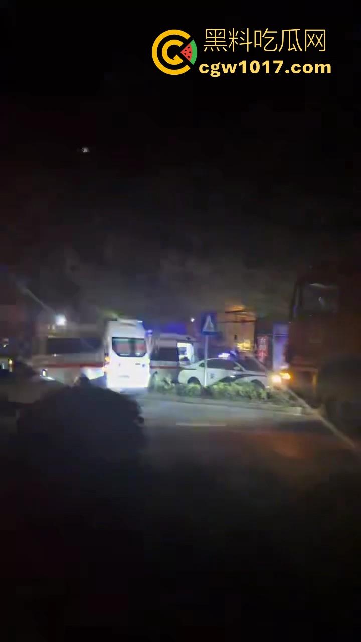 江苏丹阳一小区楼体发生沉降开裂,事故原因正在调查,还好没造成人员伤亡,所有居民已安全撤离!