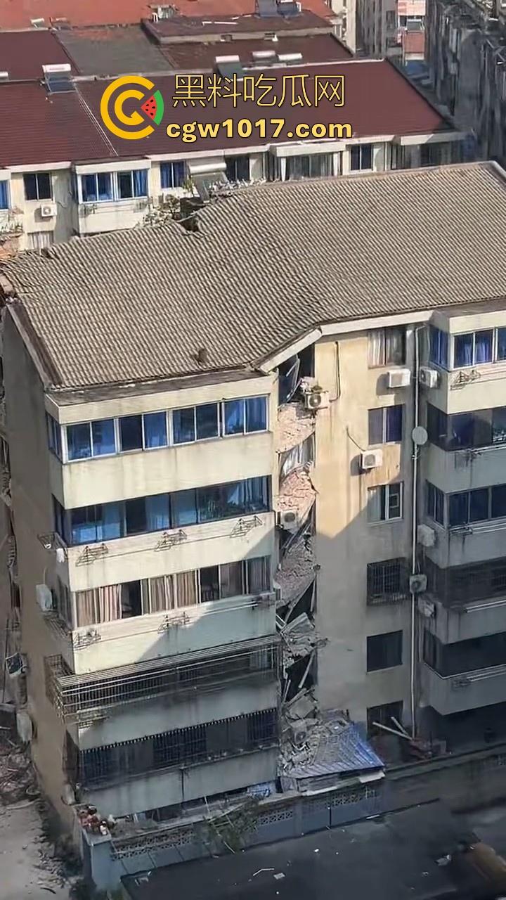 江苏丹阳一小区楼体发生沉降开裂,事故原因正在调查,还好没造成人员伤亡,所有居民已安全撤离!