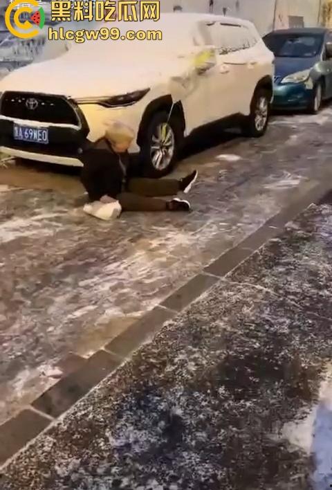 老奶奶摔倒无人敢扶，黑龙江街头上演最扎心一幕，路人害怕惹麻烦直接拒绝让我过个好年！